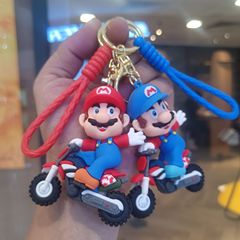 漫画オートバイマリオキーホルダー車のペンダント小さなギフト人形カップルスクールバッグキーホルダー卸売