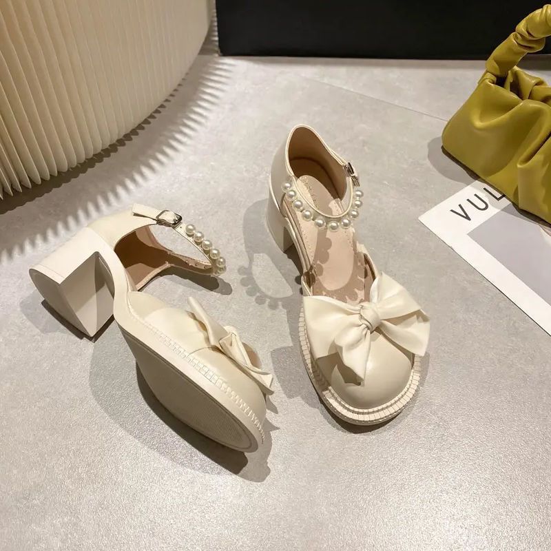Sandalias en línea para mujeres 2024 nueva moda de estilo universal, zapatos suaves, zapatos de tacón grueso, zapatillas frías de dama