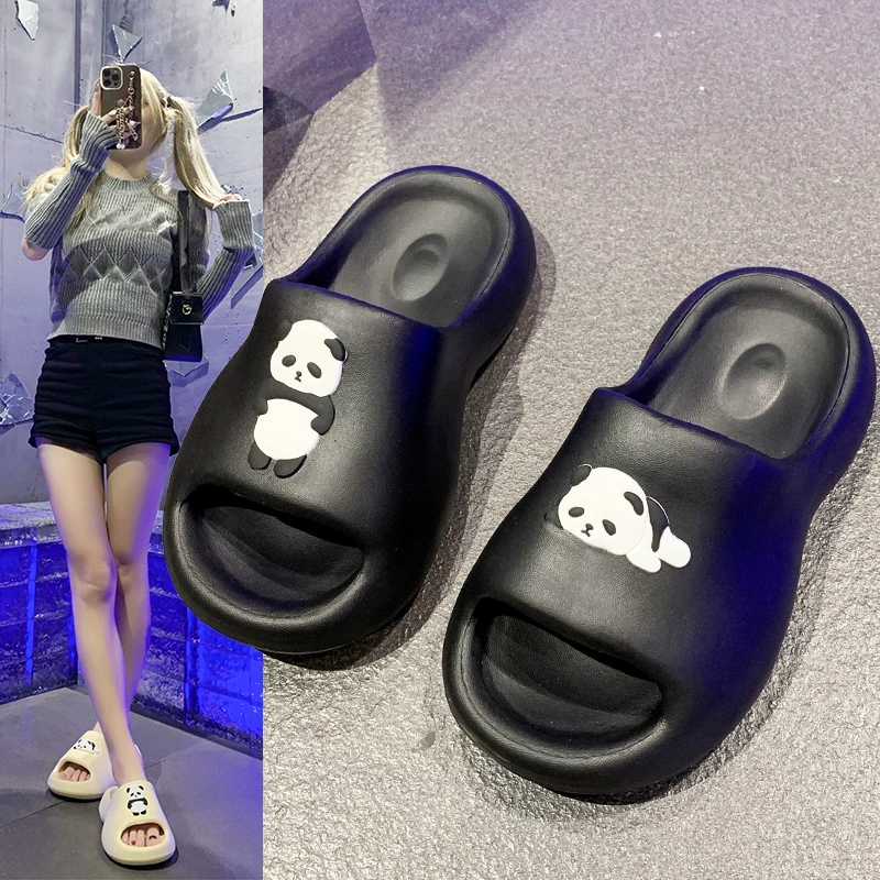 Холодные тапочки с толстой подошвы женщины, носящие милые буксиры на пляже летом