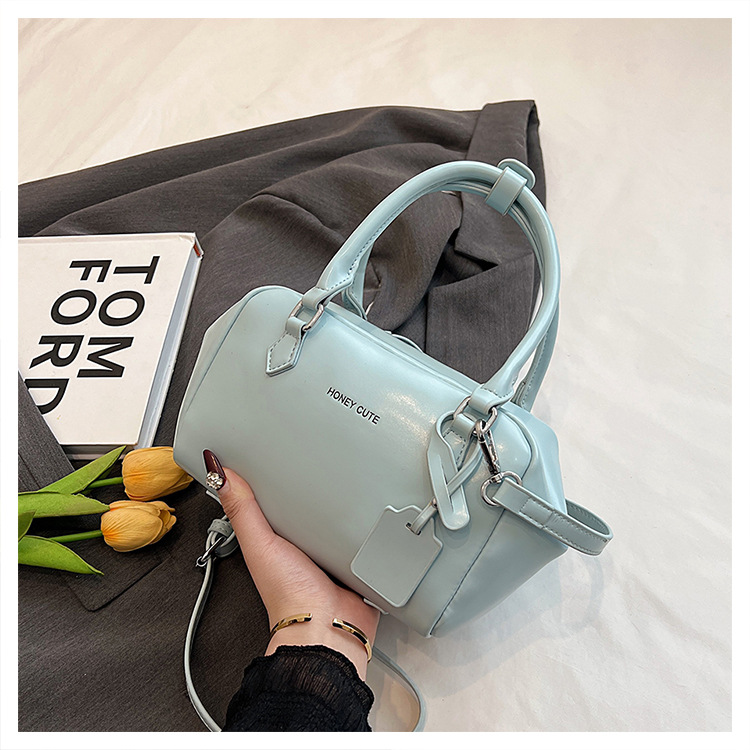 Women's Medium Pu Leather Solid Color Vintage Style Classic Style Zipper Crossbody Bag display picture 23