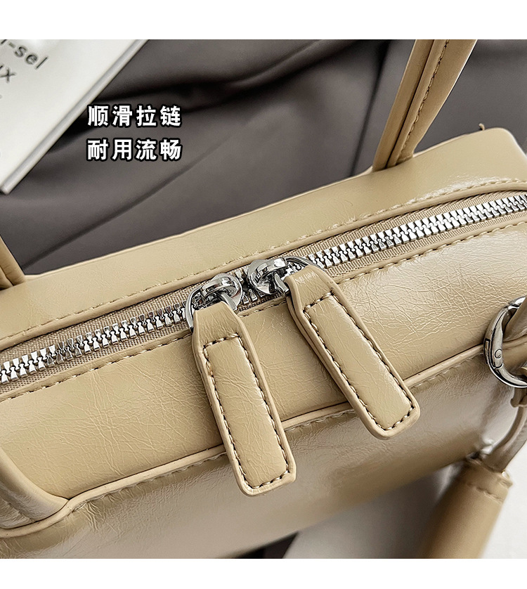 The 2024 new women's single-shoulder underarm bag is a simple and elegant commuting bag with a Korean-style niche design sense. It's a small square bag undefined