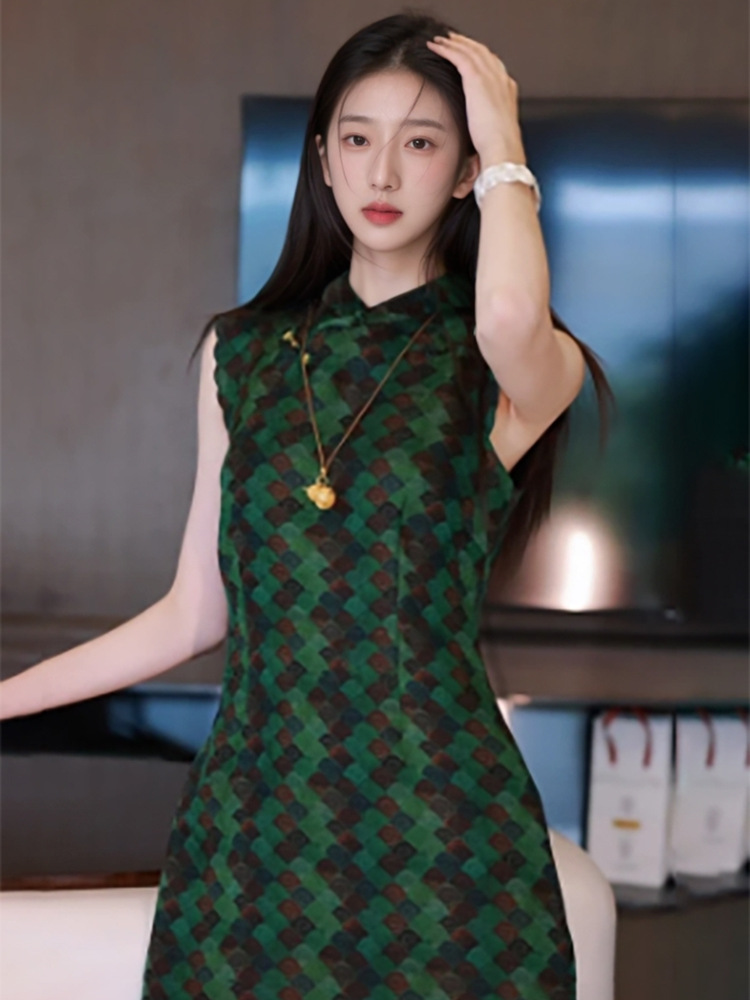 Váy sườn xám cổ đứng phong cách Trung Hoa, chất liệu rayon, họa tiết kẻ sọc thêu, dáng chữ A — Mỏ xanh