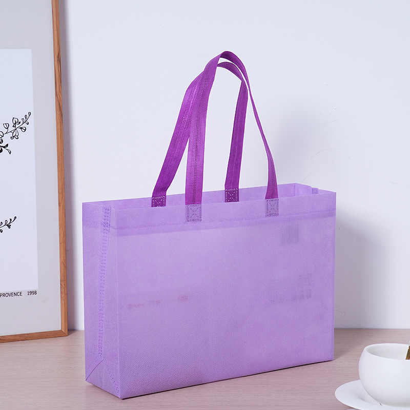 Bolsa de tela no tejida de hombro trasera impresa logotipo auto costura portátil protección ambiental bolsa para llevar publicidad envasado de ropa