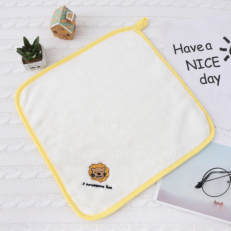 노란색 가장자리 사자 새끼