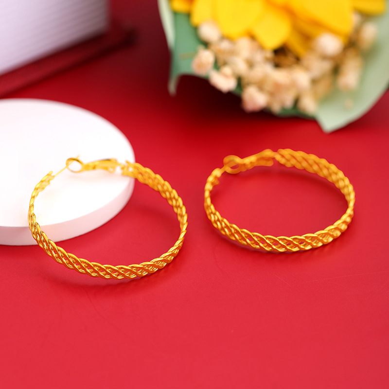 Pendientes huecos de aleación de cobre Pendientes tejidos de nudo chino Aguja de plata Joyería de moda para mujer Pendientes de oro de arena Fuente de la fábrica