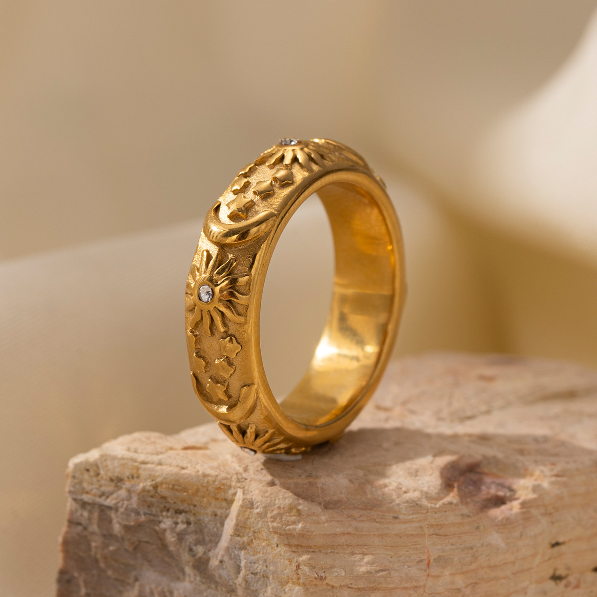 Anillo de acero inoxidable de la UE y los Estados Unidos de la mujer no se desvanece lujoso ligero diseño natural universal anillo de acero de titanio joyas de mano transfronterizas