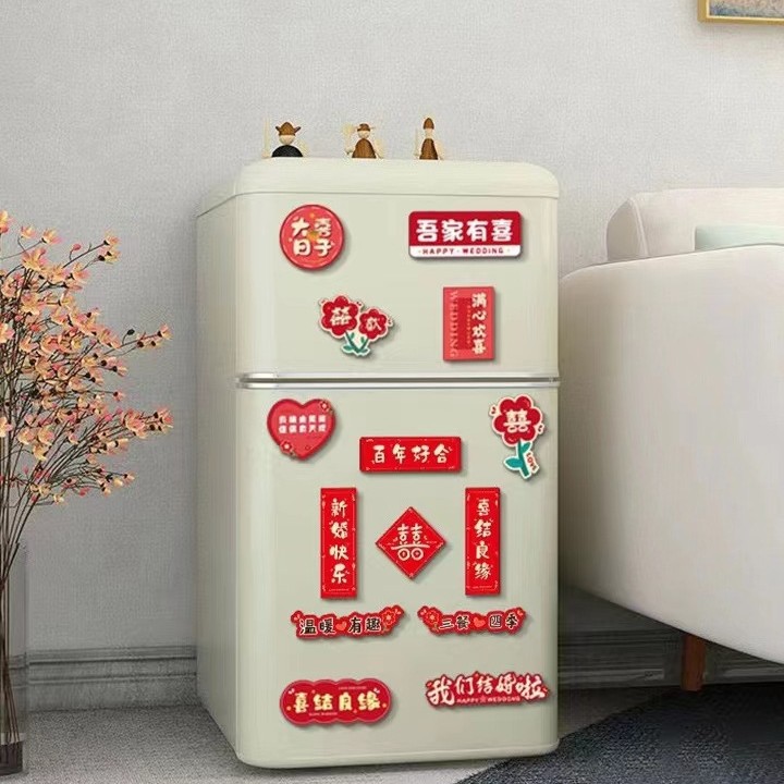 Sala de bodas refrigerador pegatinas decoración de la boda diseño de dibujos animados sala de bodas Xi personaje refrigerador pegatinas traje de boda suministros colección al por mayor