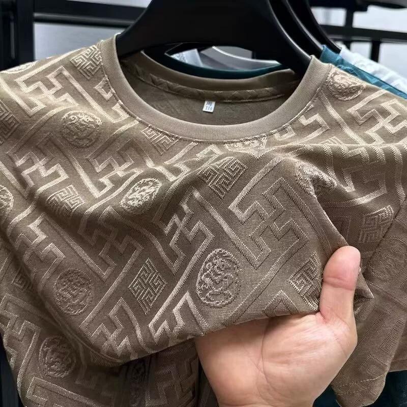 Источник 2025 новая футболка из ледяного шелка с короткими рукавами Лето 3D стерео жаккардовый мужской сухой круглый воротник топ мужской