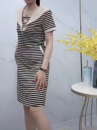 Dress 2025 new Douyin women, age reduction, young, slimming, large size, fat mm belly-covering, medium length skirt