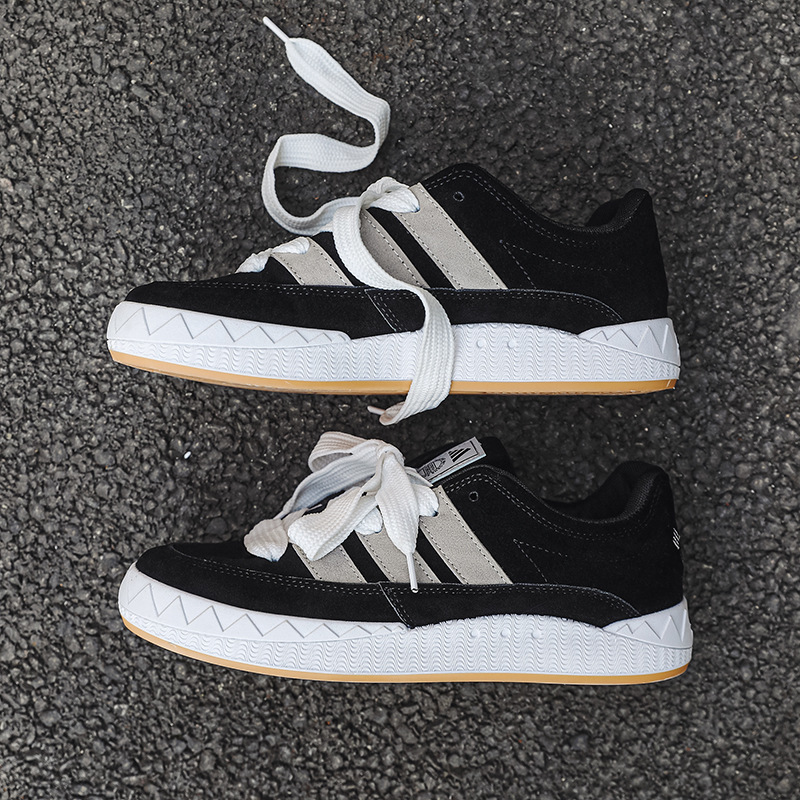 Zapatos zapatos de pan de tiburón original puro para hombre 2025 primavera nueva tendencia zapatos de skate casuales deportivos para jóvenes de todo fósforo