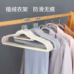 植毛ハンガーは厚くて太いハンガーを厚くして、跡のない滑り止め服を掛けて、整理師はメーカーのハンガーを収納して卸売りします。