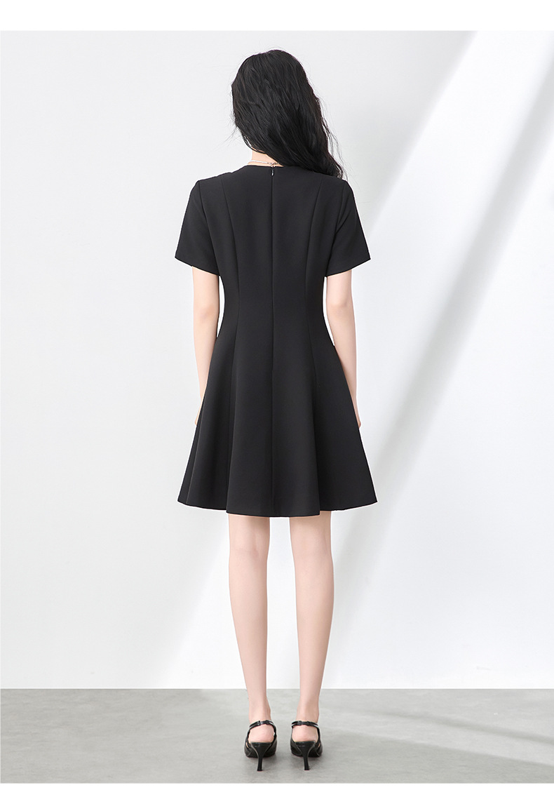 Váy liền tay ngắn cổ tròn đính sequin nặng, thắt eo, phong cách quý phái — Màu đen chi tiết 9
