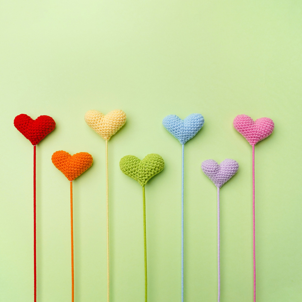 Acabado tejido en forma de corazón flor rama sola flor con ramo de color sólido en forma de corazón flor creativa