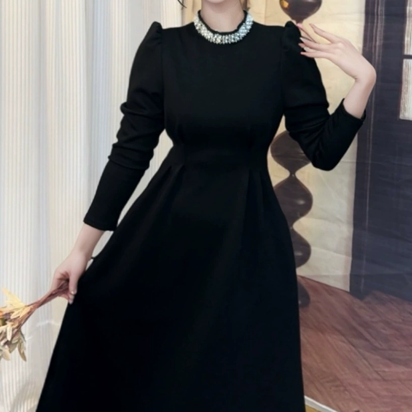Зимой 2025 новый стиль длинное сплошное платье Hepburny тонкая талия дикий темперамент маленькая черная юбка Другие