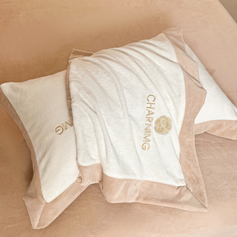 Fábrica engrosada de peluche de leche de peluche de cuatro piezas cubierta de edredón de coral bordada cubierta de invierno cálido de franela de tres piezas