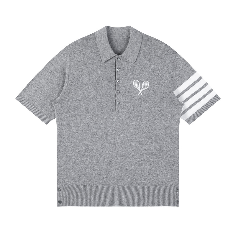 26Ss Spring and Summer New Style Lapel College Style Tb Tennis Racket Four-Stripe Combed Cotton Knitted Short-Sleeved Shirt Casual for Men and Women 26Ss Spring and Summer New Style Lapel College Style Tb Tennis Racket Four-Stripe Combed Cotton Knitted Short-Sleeved Shirt Casual for Men and Women