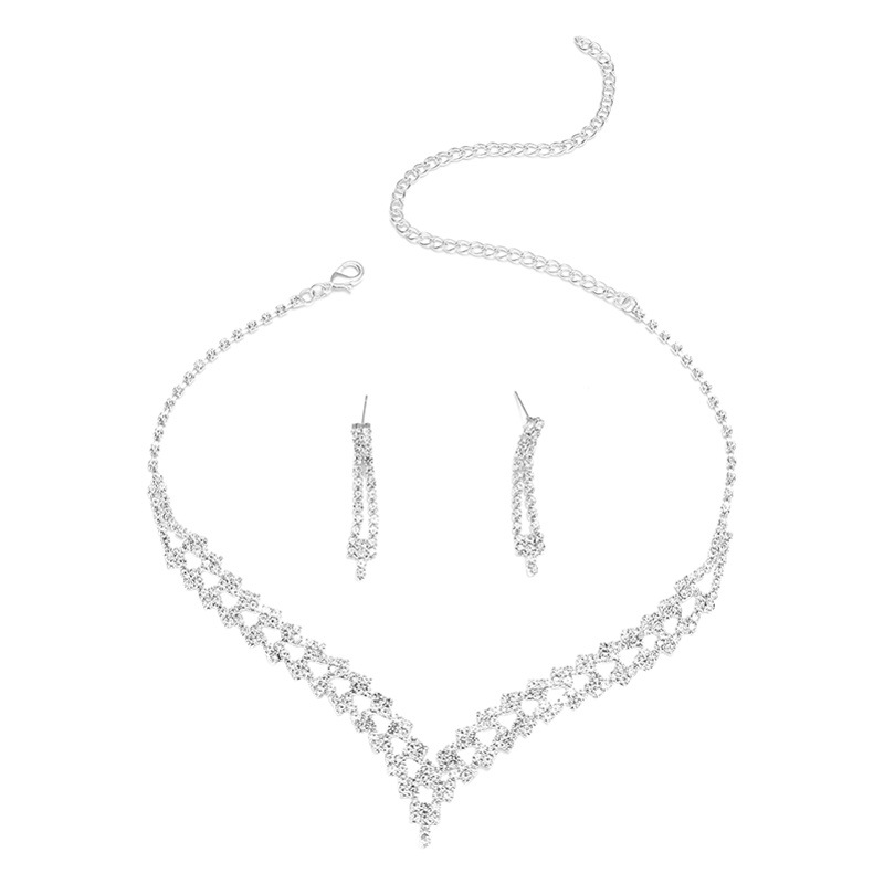 メーカーは花嫁の最初のアクセサリーを提供しています。