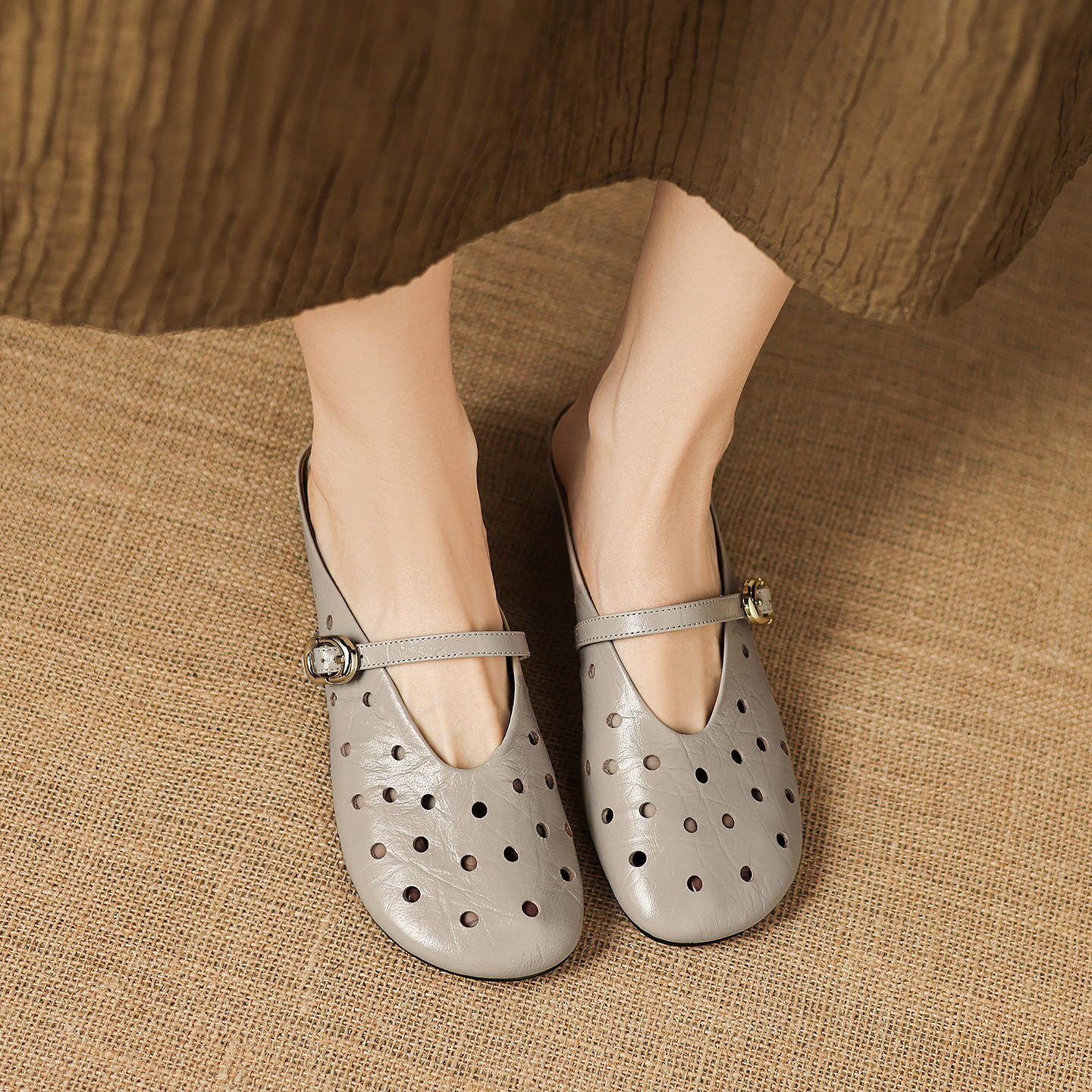 Sandal nữ da dê đục lỗ mũi trùm quai ngang hở gót — đen