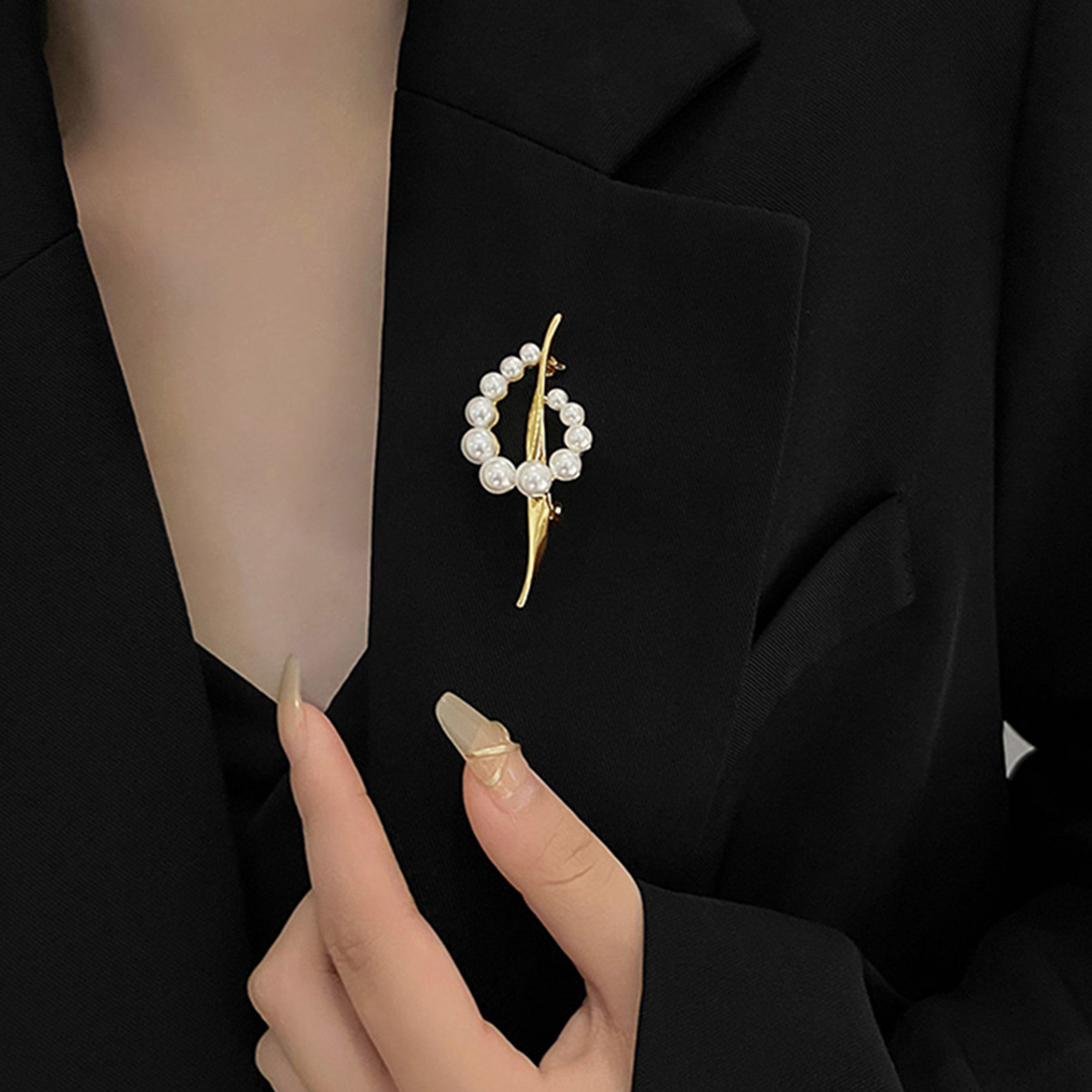 Elegant pärlbrosch för kvinnor - stilfullt accessoar för kavaj_voghion.com