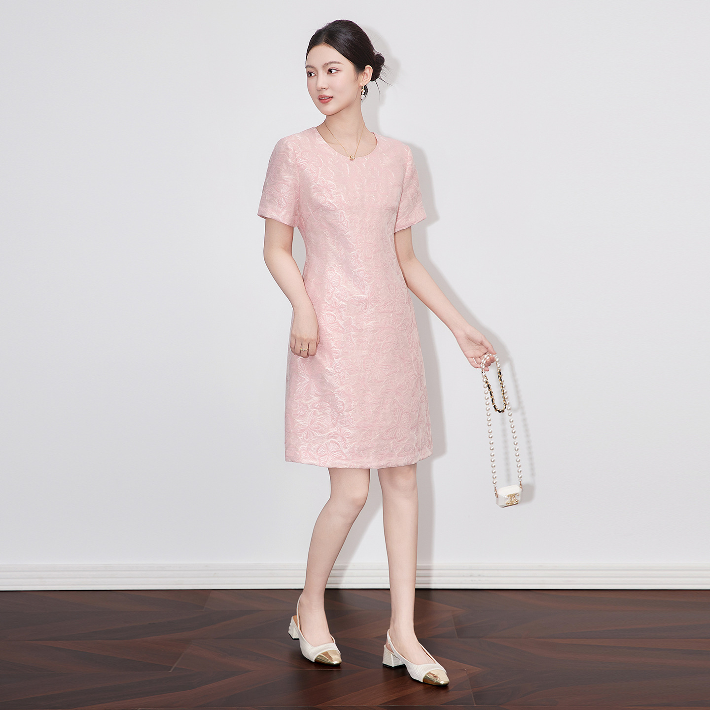 Váy maxi nữ thắt eo họa tiết bướm dập nổi jacquard — Màu hồng