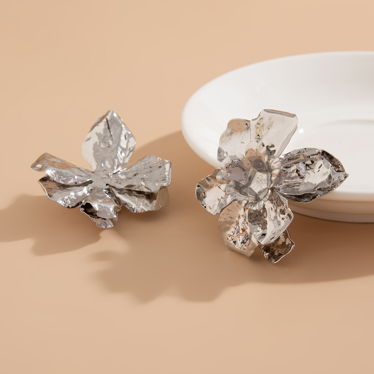Europe and the United States cross-border earrings exaggerated metal big flower earrings personalized three-dimensional pleated flower ear jewelry Europe and the United States cross-border earrings exaggerated metal big flower earrings personalized three-dimensional pleated flower ear jewelry