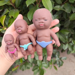 ネットの赤い同型の黒色の肌色の子供の手のひらはおもちゃを解凍して減圧してスプリングバックします。