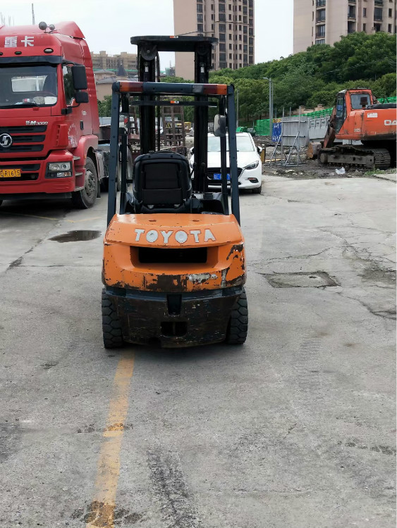 出售二手丰田7FD30叉车 带中缸侧移动 自动挡 三门架升高4.5米