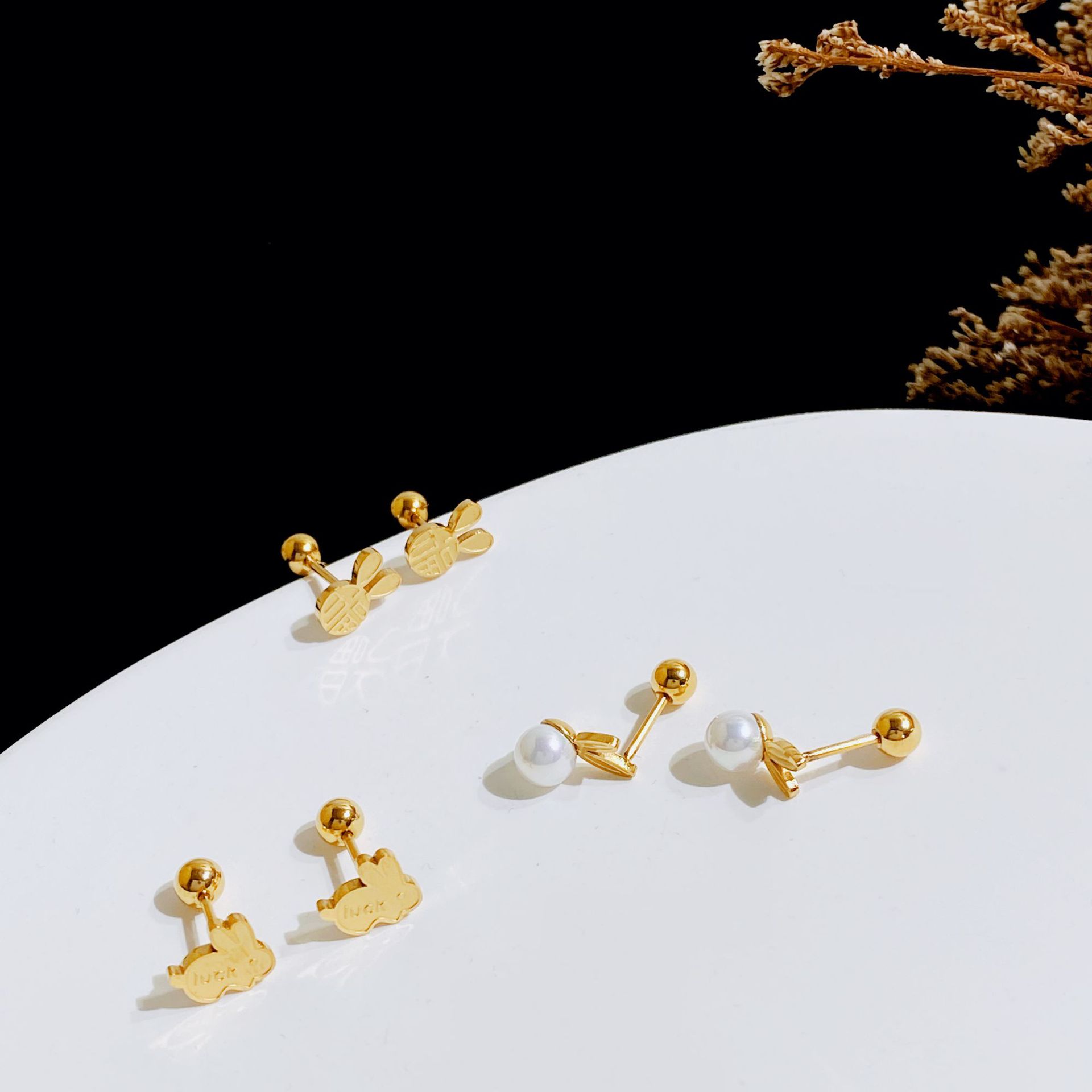 Retro Rabbit Titanium Steel Plating Artificial Pearls Ear Studs 1 Pair