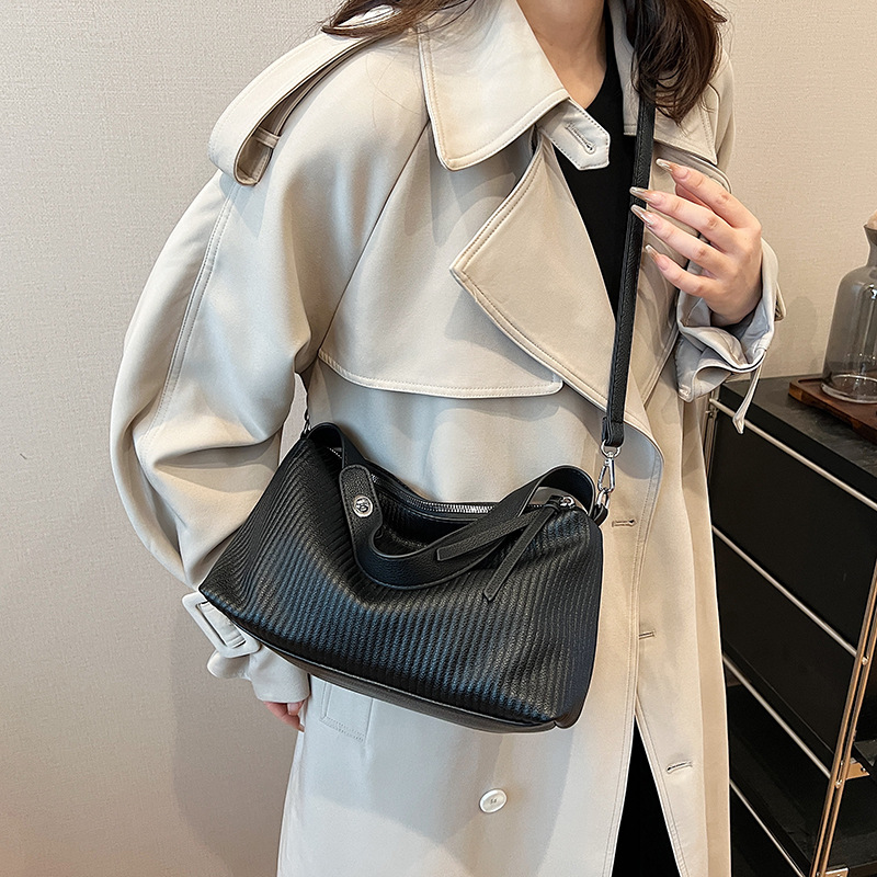 Bolsa de almohada portátil transfronteriza alta sensación de brazo bolso para mujeres 2025 nuevo otoño invierno de moda bolso de hombro bolso plegado