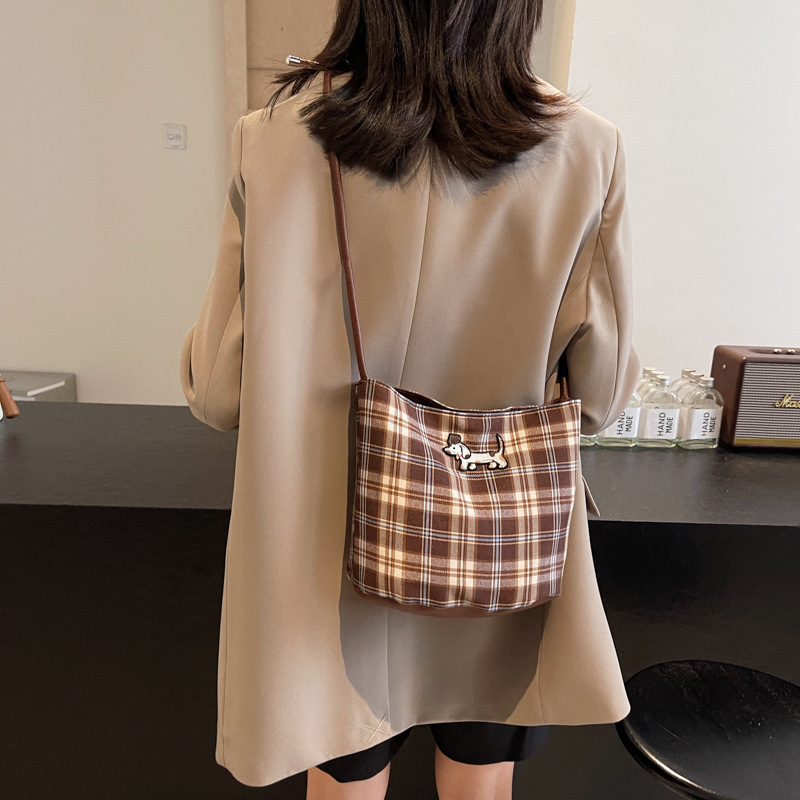 Otoño y invierno bolsos de mujer 2024 nuevo estilo retro cuadrado de moda ocio de gran capacidad de transporte de hombro bolso de cubo de moda