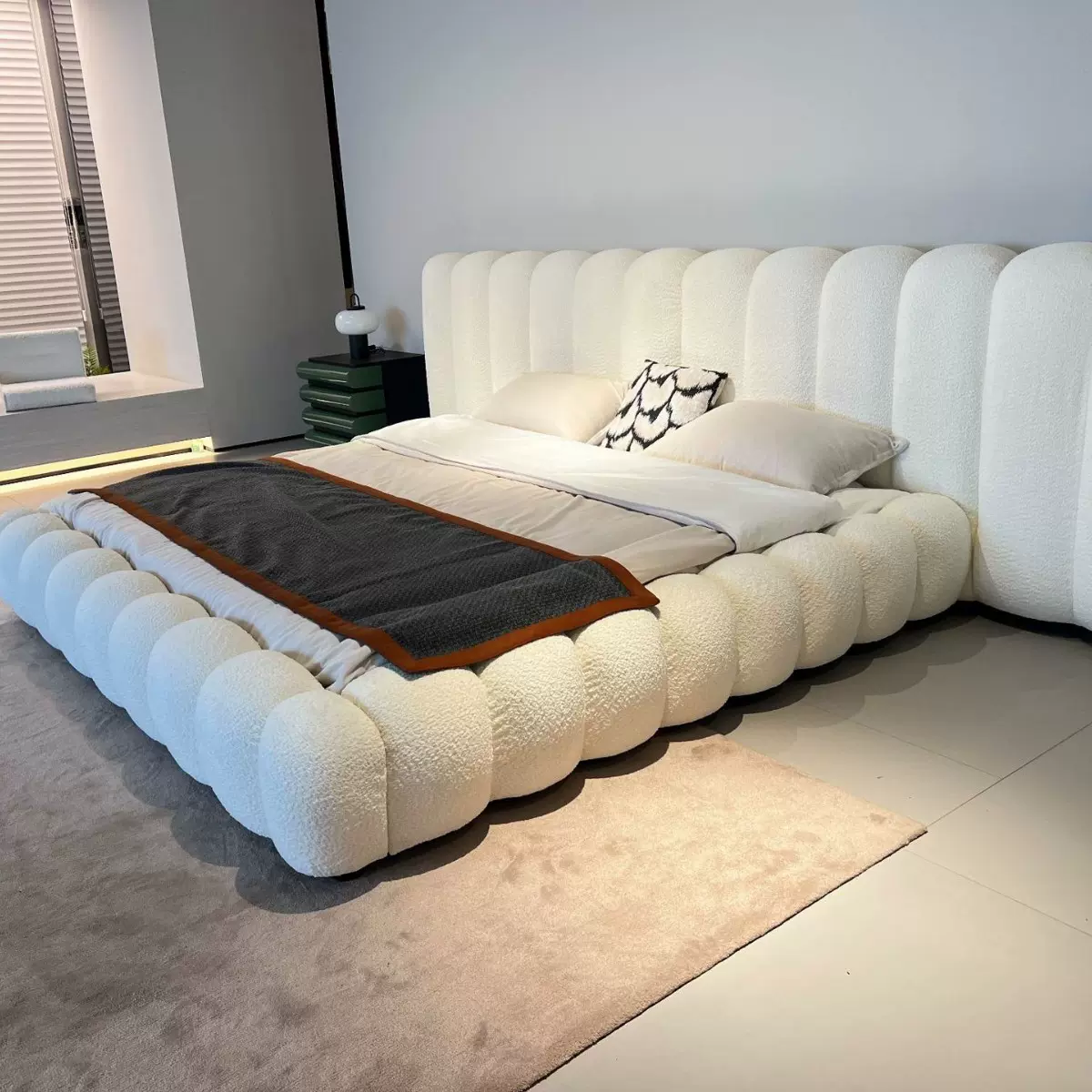 意式钢琴键布艺床主卧双人宽屏大平层别墅奶油风泡芙羊羔绒大床