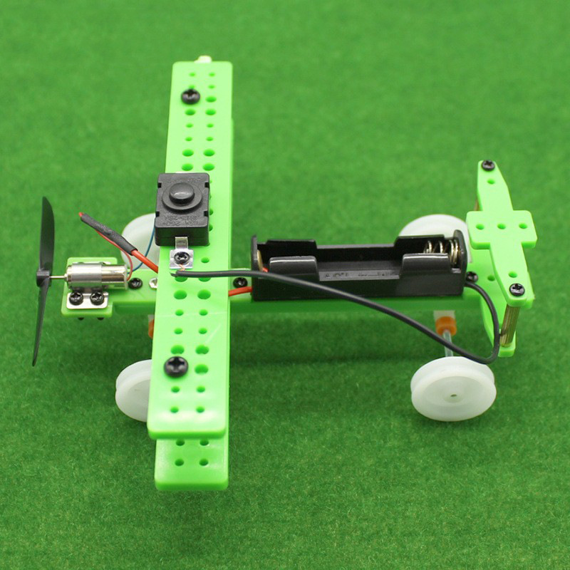 Avión pequeño verde de ala fija (versión de batería