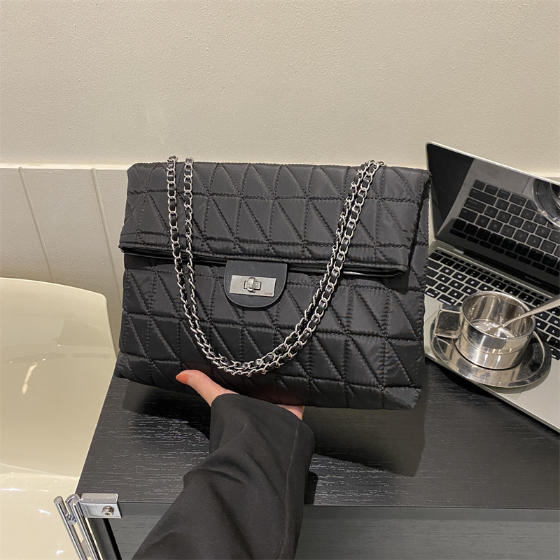 Commuting gran capacidad bordado bolso de diamante de invierno 2024 nuevo estilo textura mochila bolso de cadena de hombro ocio