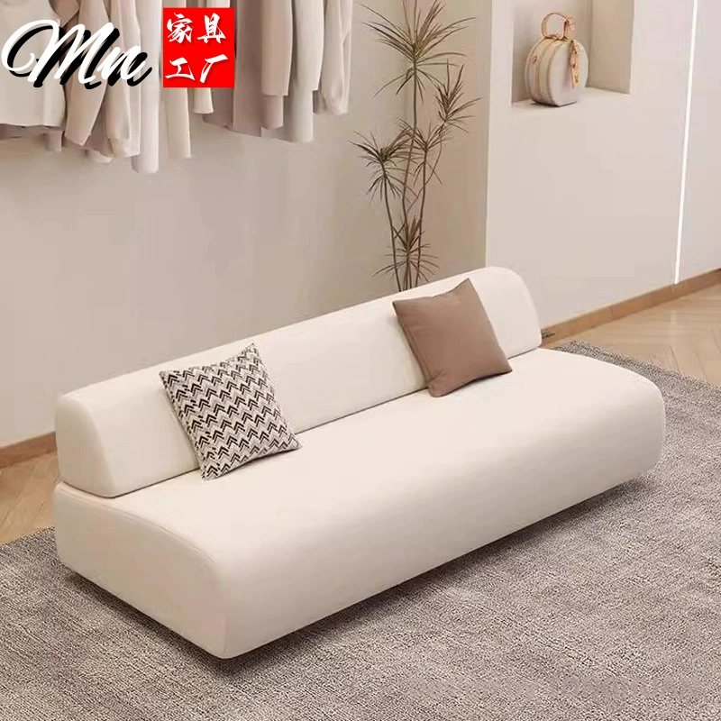 Модный черный минималистичный прямой тканевый диван для зоны отдыха, ресепшена и зоны отдыха в магазине женской одежды.