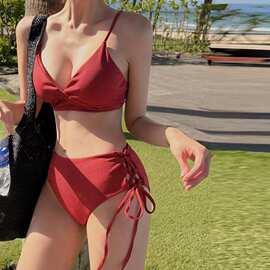 2026欧美新款红色坑条比基尼性感修身交叉聚拢高腰三角泳衣女