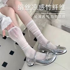 靴下の女性のレースのかかとの夏の超薄いメッシュの菱格の暗い花の白黒の王女の風は中筒の靴下を積みます。
