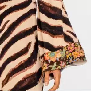 ����վ���R�d�W��Ů�b�r�К��|���eӡ�����R�yײɫ�L���B��ȹ