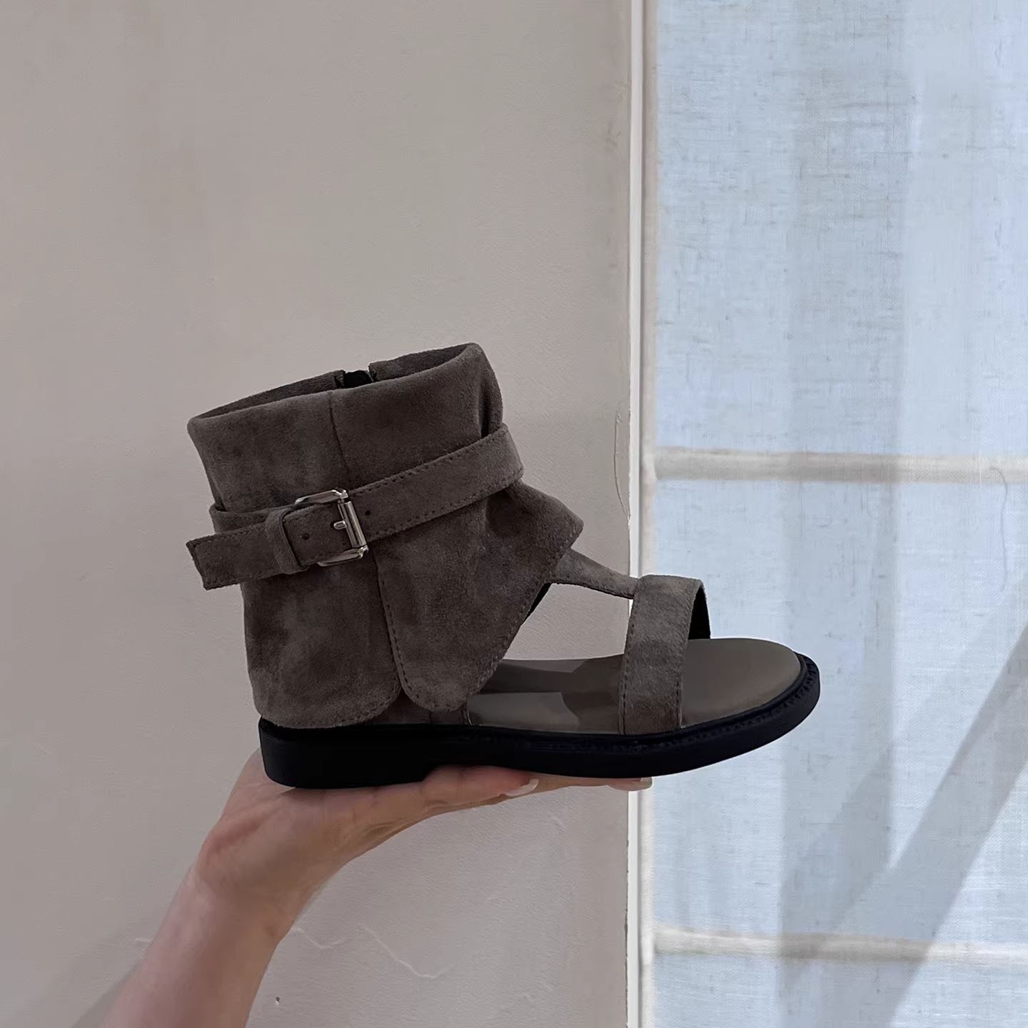Niños de alta gama sandalias romanas de verano 2026 nuevos niños de tamaño mediano y grande al aire libre botas de cinturón frías botas retro
