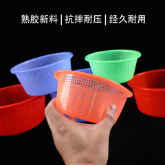 熟ゴムのおかずの小さいかごに高ミニのおもちゃのバスケットの細い穴をプラスして米を洗って水を切ってたらいの大きいサイズのプラスチックの円形をふるいます。