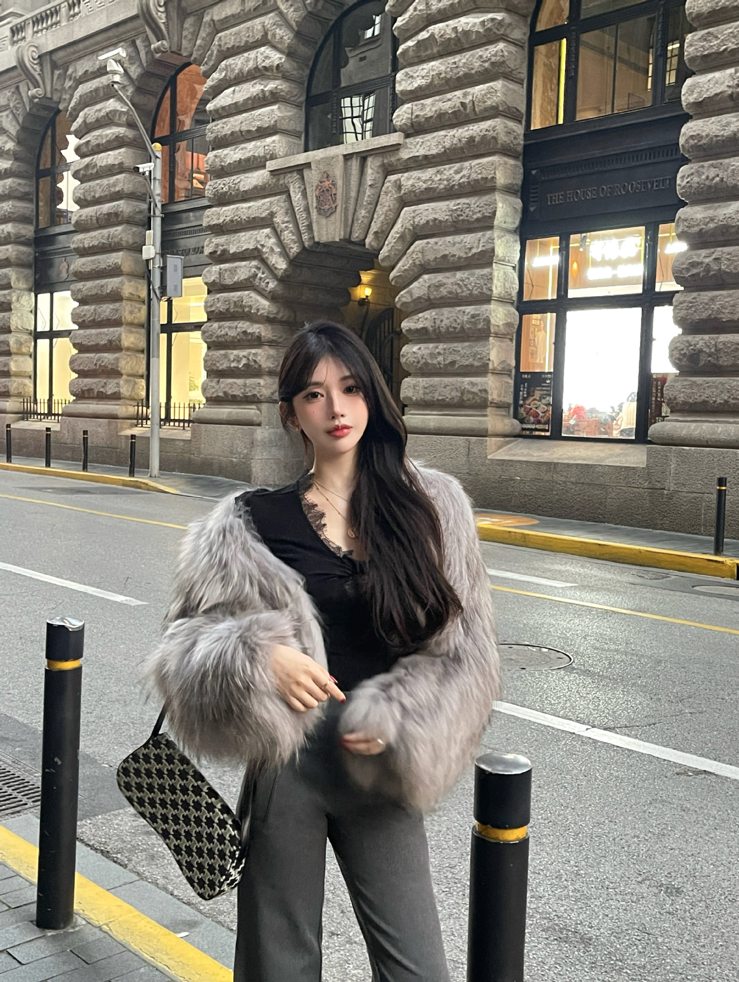 Europa y América sexy nudos de encaje hueco camiseta de mujer otoño y invierno nuevo estilo de alta calidad de manga larga camiseta de cuello en V