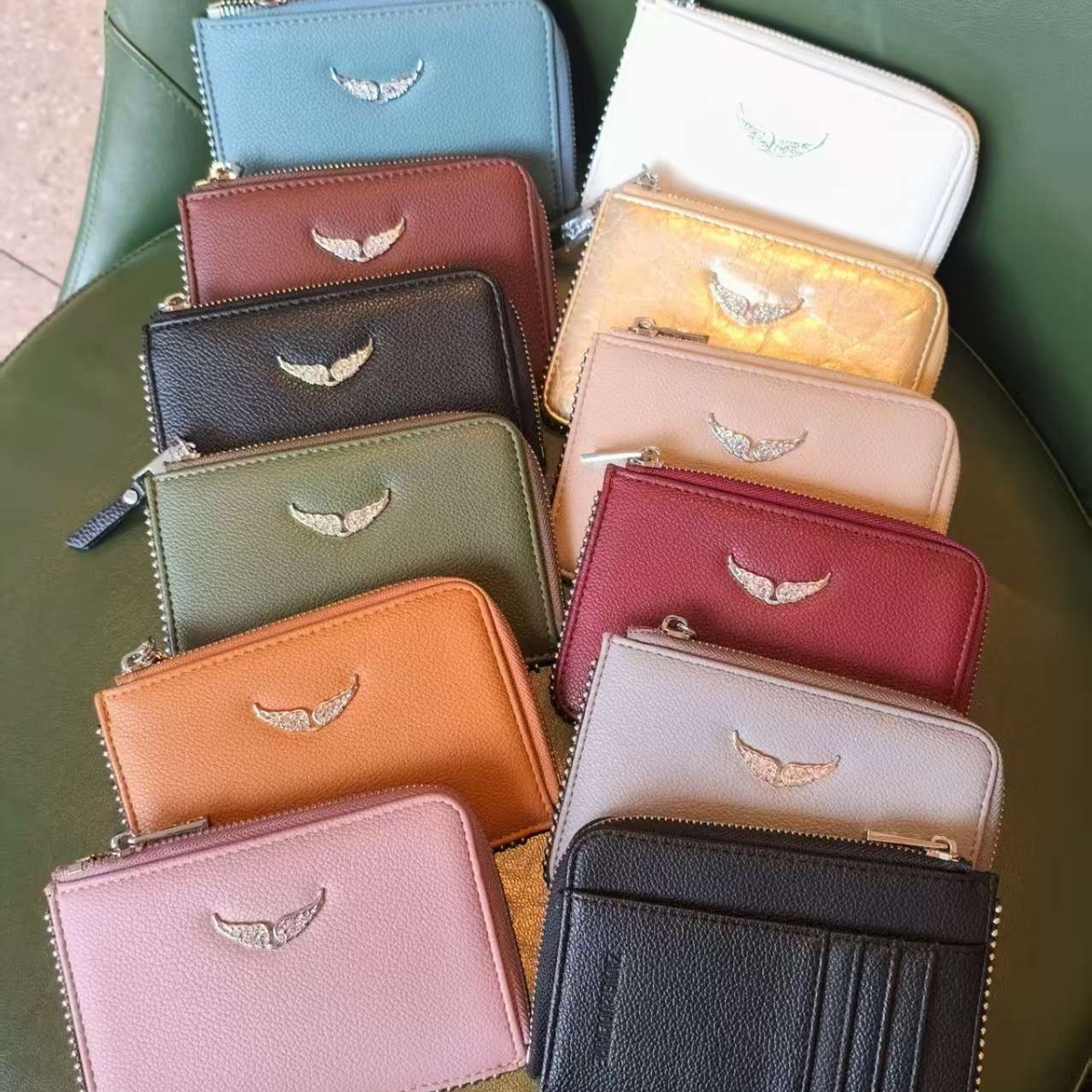 Bolso de cuero cruzado con alas y cadena, estilo negro