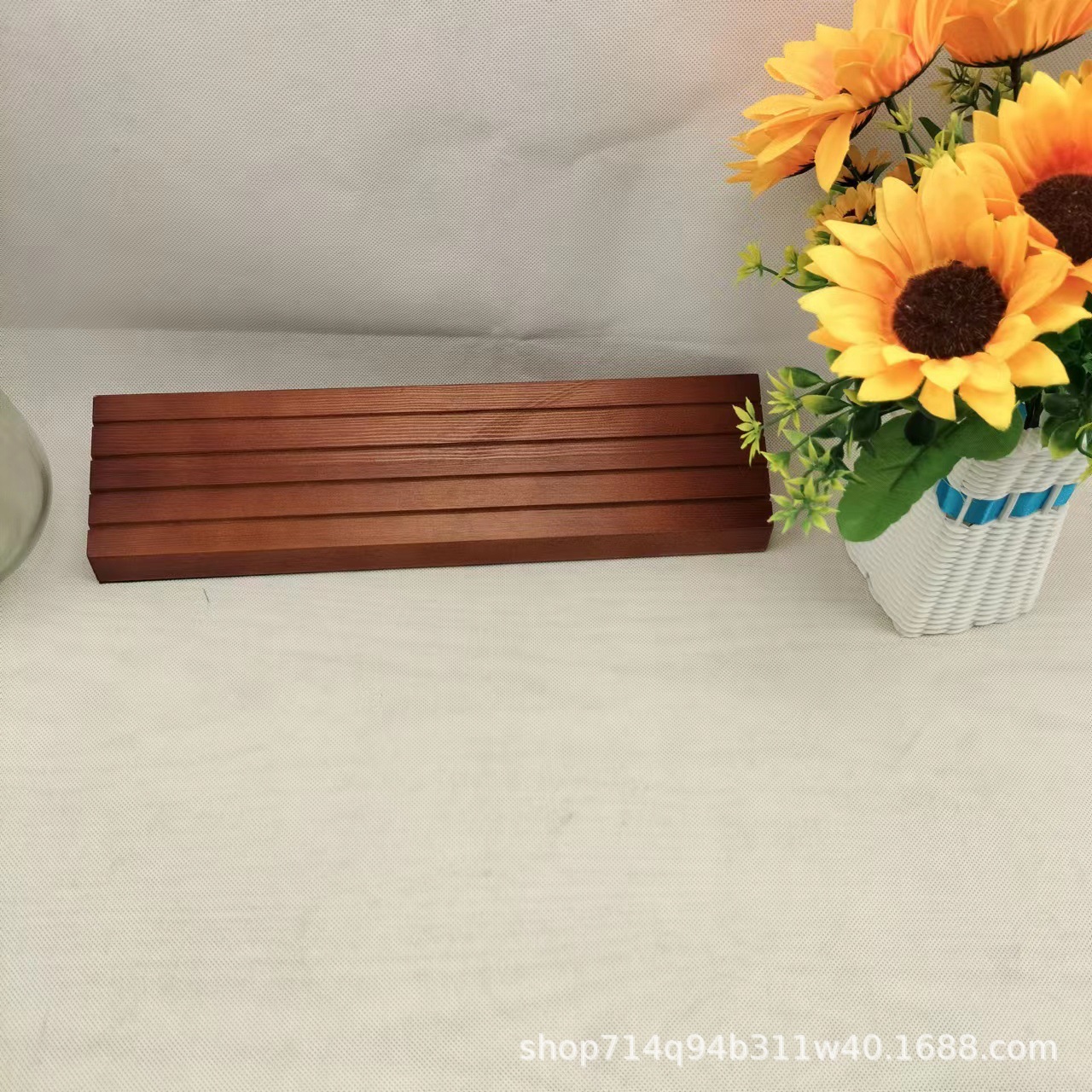 Una pieza al por mayor de madera jugando a los naipes soporte de madera de la exhibición de la tarjeta de juego de la familia