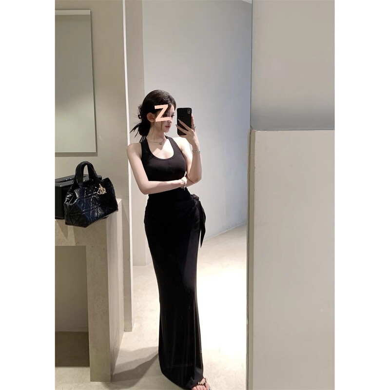 Black U-neck sleeveless racerback dress for women, summer hot girl style, waist-cinching, slim-fit, elegant, hip-hugging long dress