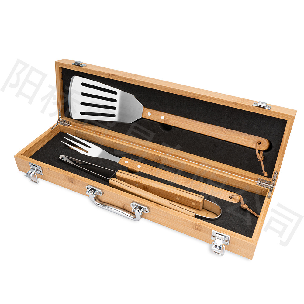 Spot fabricante de herramientas de barbacoa de acero inoxidable juego de pinzas de pala de mango de madera para barbacoa al aire libre juego completo