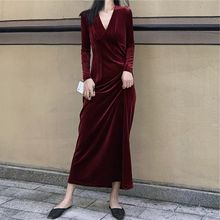 赫本风金丝绒连衣裙女2025秋冬新款复古设计高级感气质V领裙子