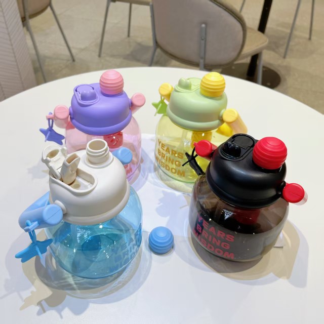 Yitong nueva taza espacial portátil taza de plástico en línea caricatura niños taza de vientre grande 850ml taza de agua de paja al por mayor