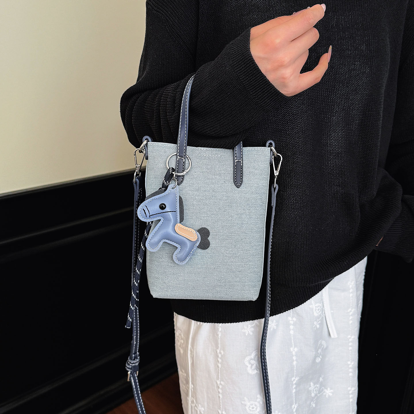 Pequeño bolso público de mujer rayas de hombro único cubo de agua móvil 2026 nueva moda de verano popular coreana