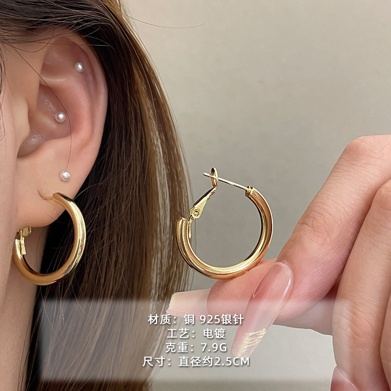 2025 nuevo estilo verano de moda anillo plateado círculo negro círculo fino temperamento europeo y americano aretes dorados de todo fósforo