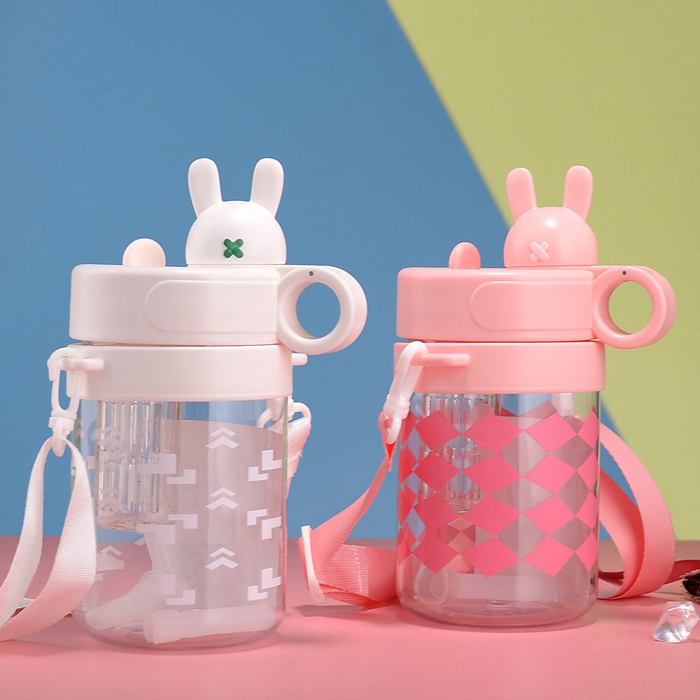 Taza de agua con diseño de cabeza de oso, taza de dibujos animados de gran capacidad, doble pajita para beber, taza deportiva con correa.