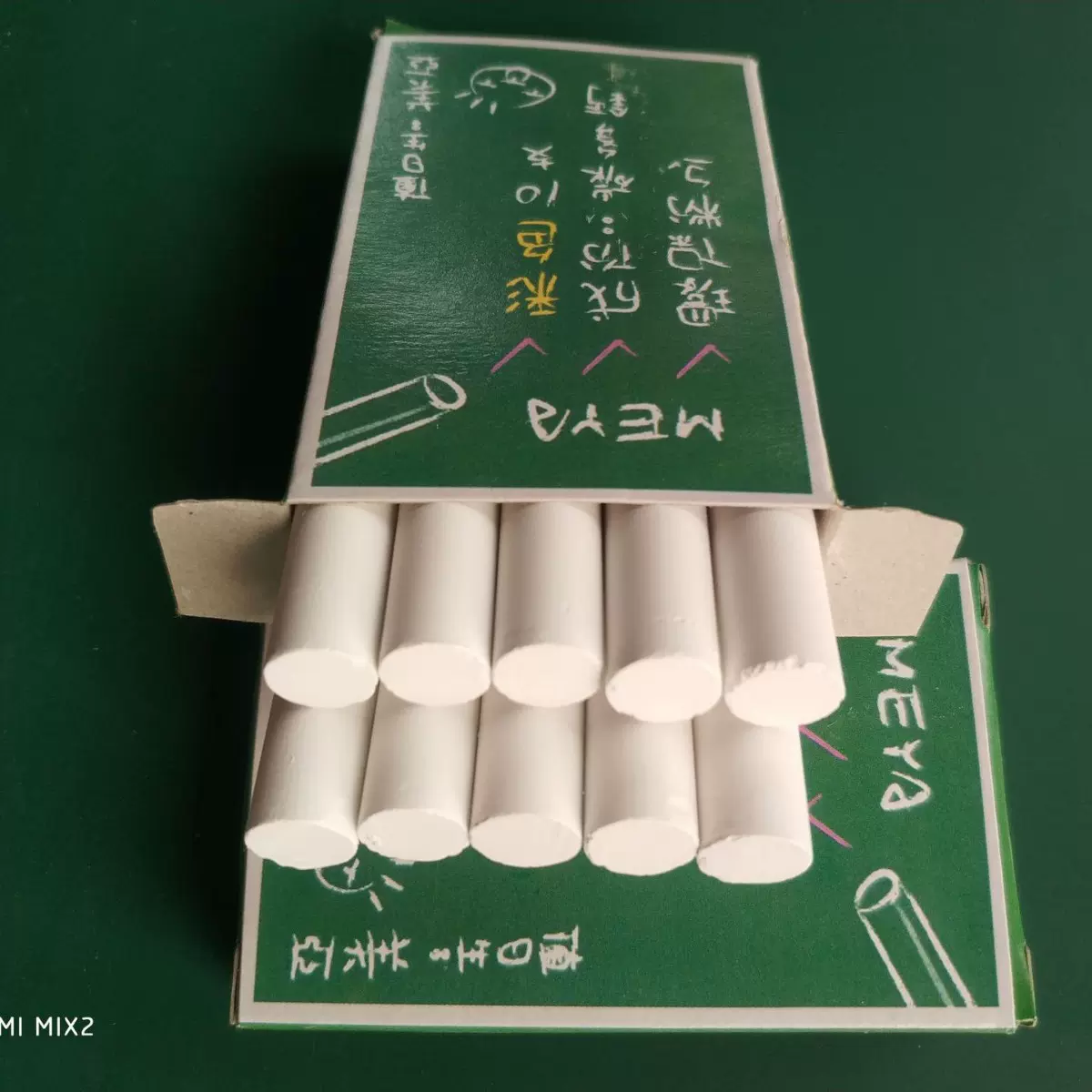 厂家生产欧美碳酸钙粉笔10g12支装重无尘粉笔白色彩色粉笔